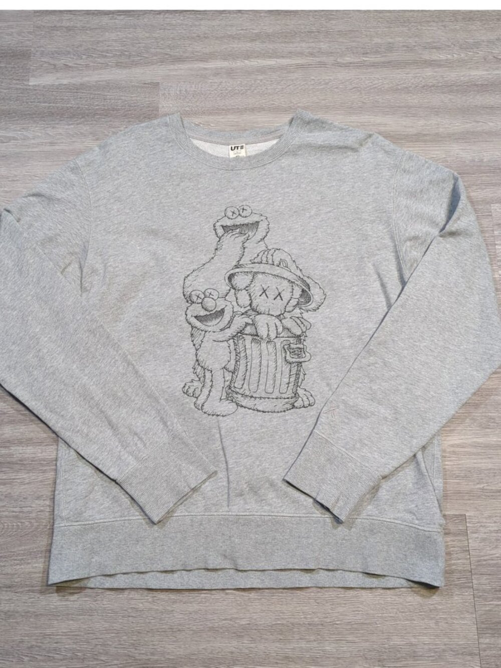 Uniqlo KAWS Sesame Street Men's Large Gray Crewneck Sweatshirt Graphic